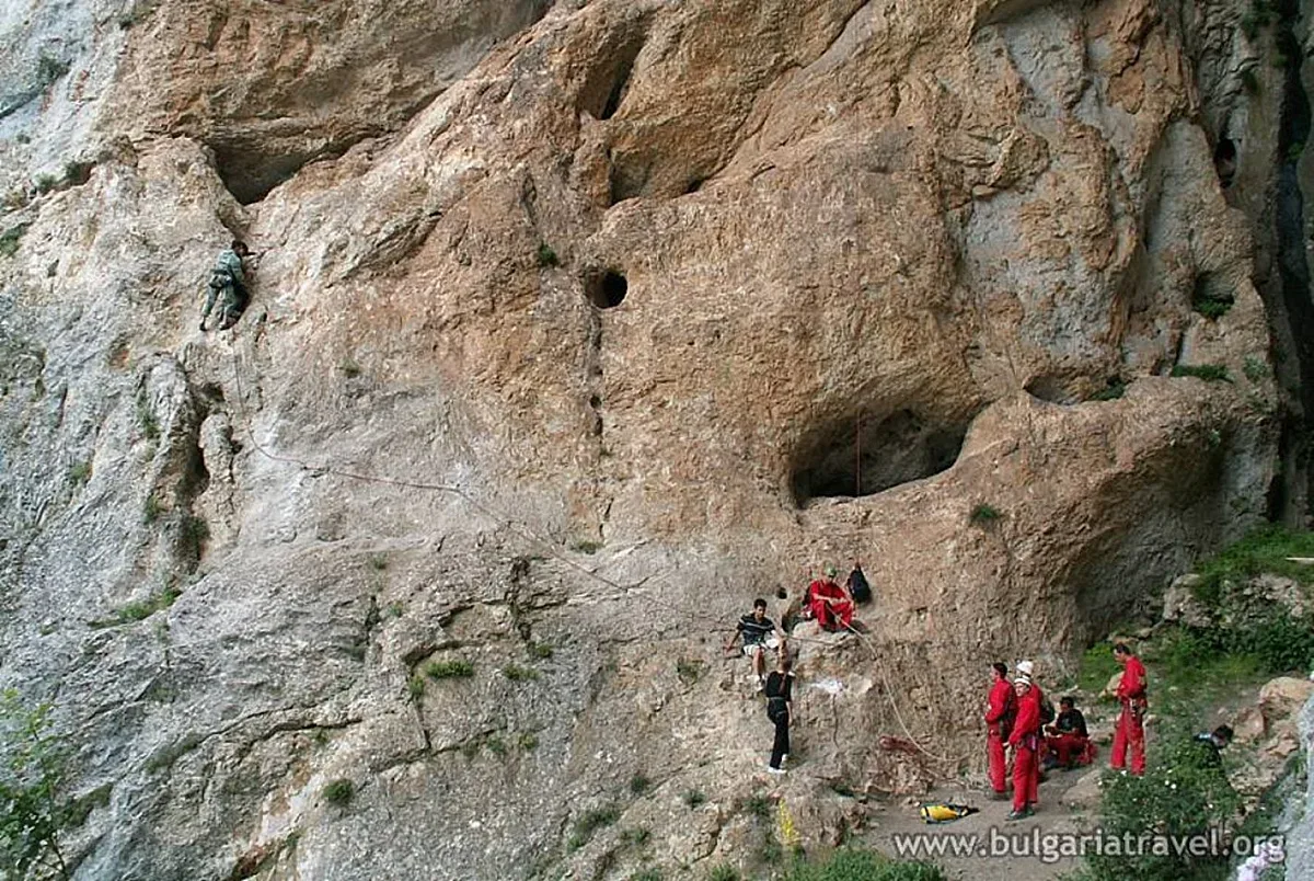 Тайните на Харамийската пещера