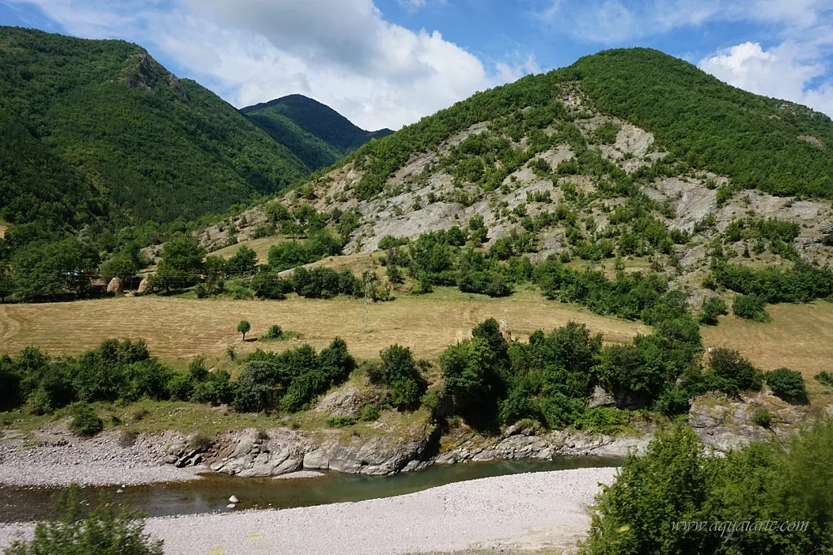 Река Боровица - границата между Източни и Западни Родопи