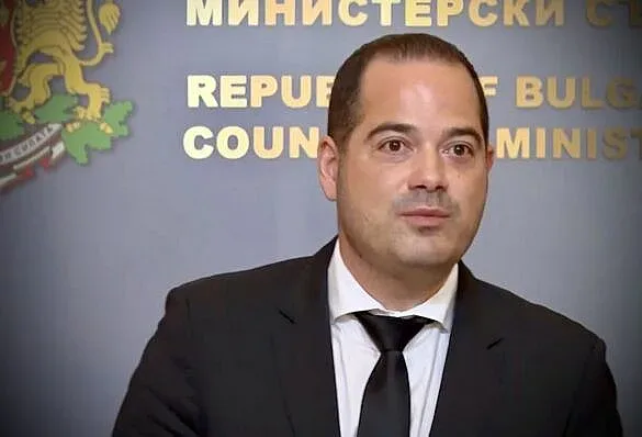 Министър запали колата! Търси изчезналото дете