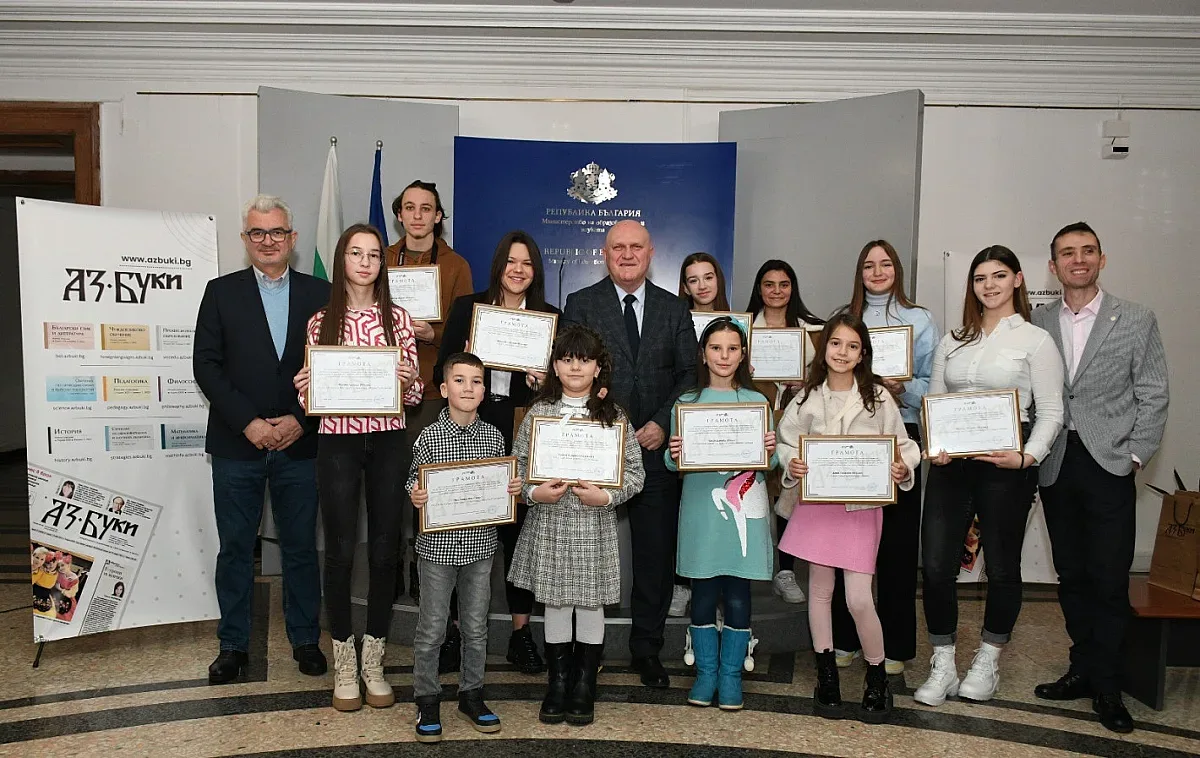 Награждаване на ученици във фотоконкурс