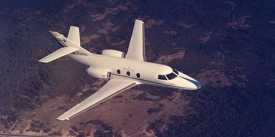 Чудо! Има оцелял от падналия самолет. Тича до близкото село