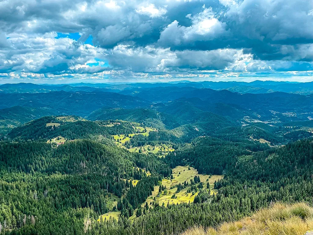 Връх пази легендите за сокол и гледки на половината Родопи