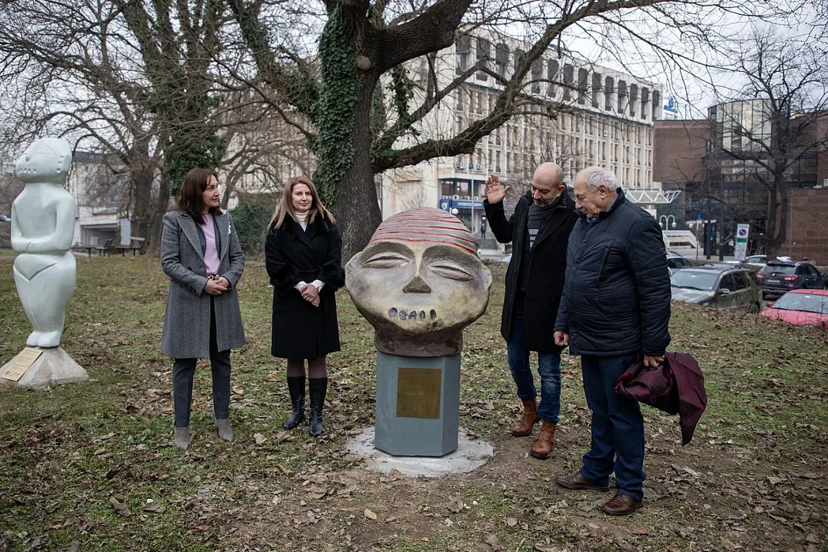 Еднометрови глави на божества допълниха експозицията на открито на артефакти от музей „Неолитни жилища“ в центъра на Стара Загора