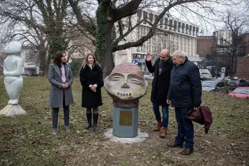 Еднометрови глави на божества допълниха експозицията на открито на артефакти от музей „Неолитни жилища“ в центъра на Стара Загора
