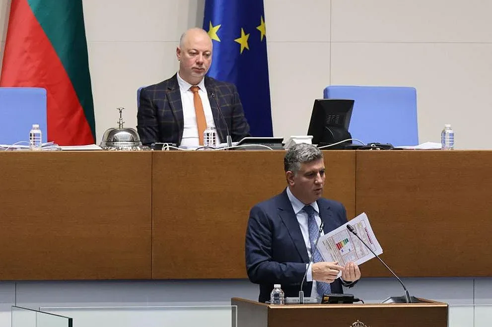 Обвинения в корупция при санирането, регионалният министър отговаря