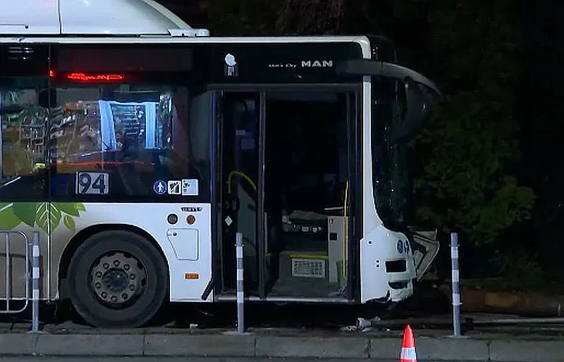 Двама в болница след тежкото произшествие с автобус в София