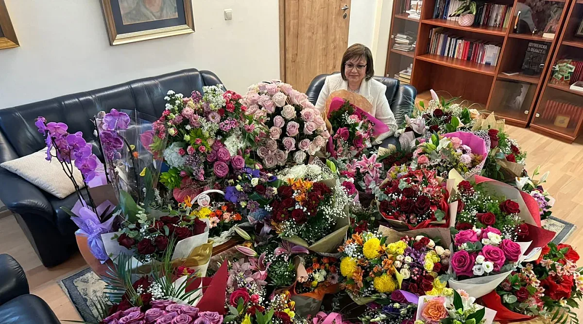 Отрупаха с цветя Нинова за ЧРД