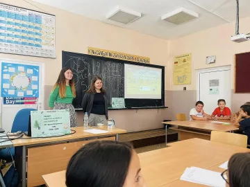 Студенти и ученици работят заедно по проекти за опазване на околната среда