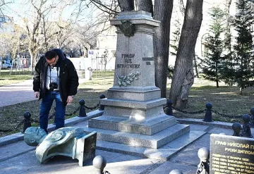 Арестуваха мъж за бутнатия паметник на граф Игнатиев