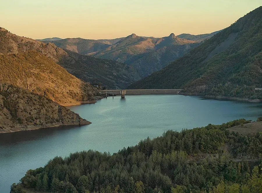 Неизвестен язовир до Кърджали