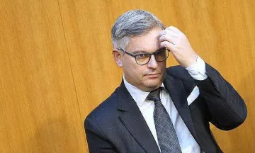Министър изгоря за бясно шофиране