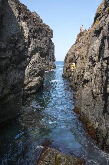 Скален процеп, през който може да мине само малка лодка