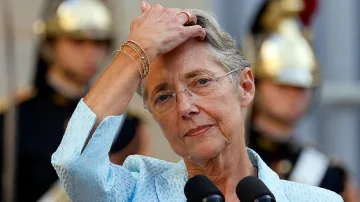 Трус във Франция! Младок поема властта