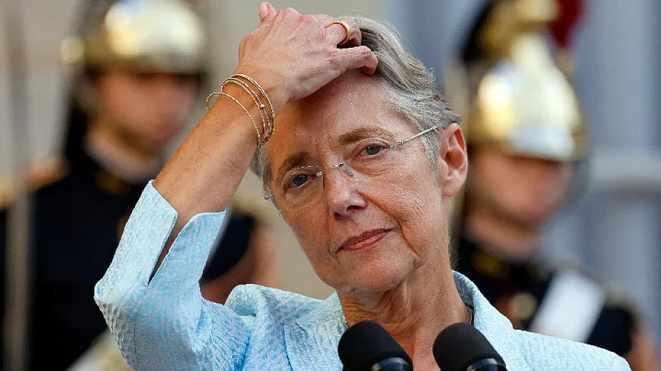 Трус във Франция! Младок поема властта