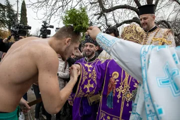 Дванадесетокласникът Стелиан Чукуров спаси кръста в Стара Загора