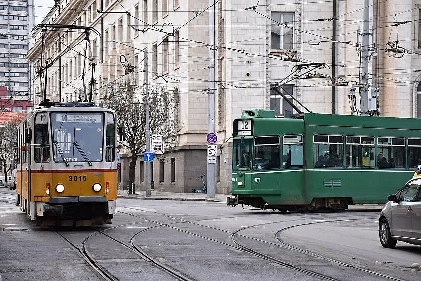 Ужас в София! Трамвай влачи жена, ватманът нехае