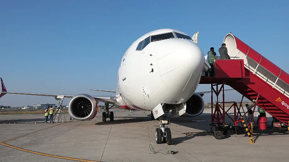 След откъснатия прозорец: Спират по цял свят Боинг-ите