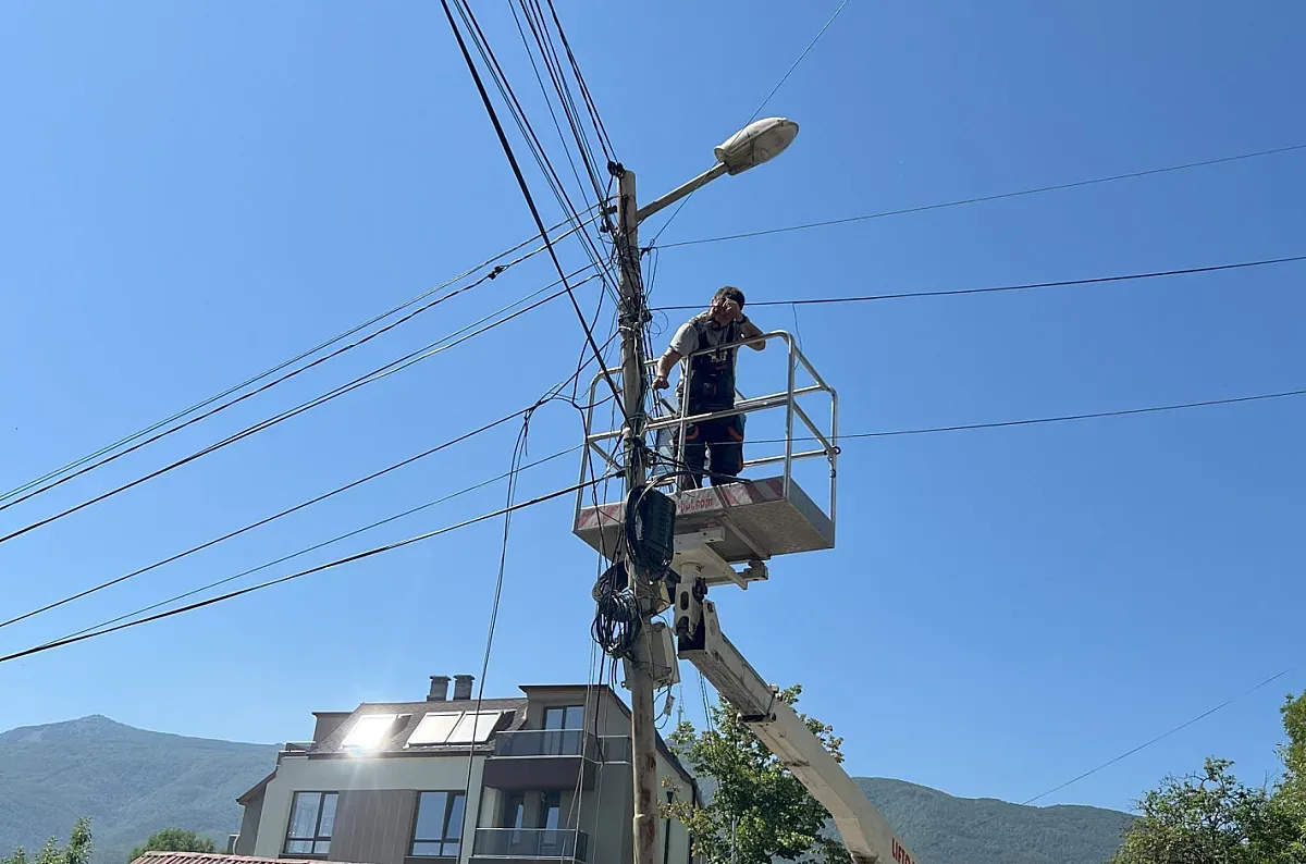 ЕРМ Запад отстранява неизползвани комуникационни кабели по стълбовете