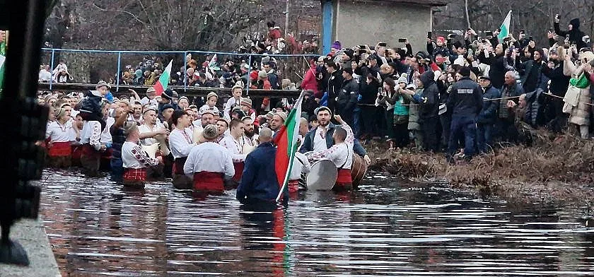 Традиционно мъжко хоро се вие във водите на Тунджа