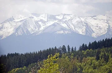 Местност разделя две планини и свързва две реки