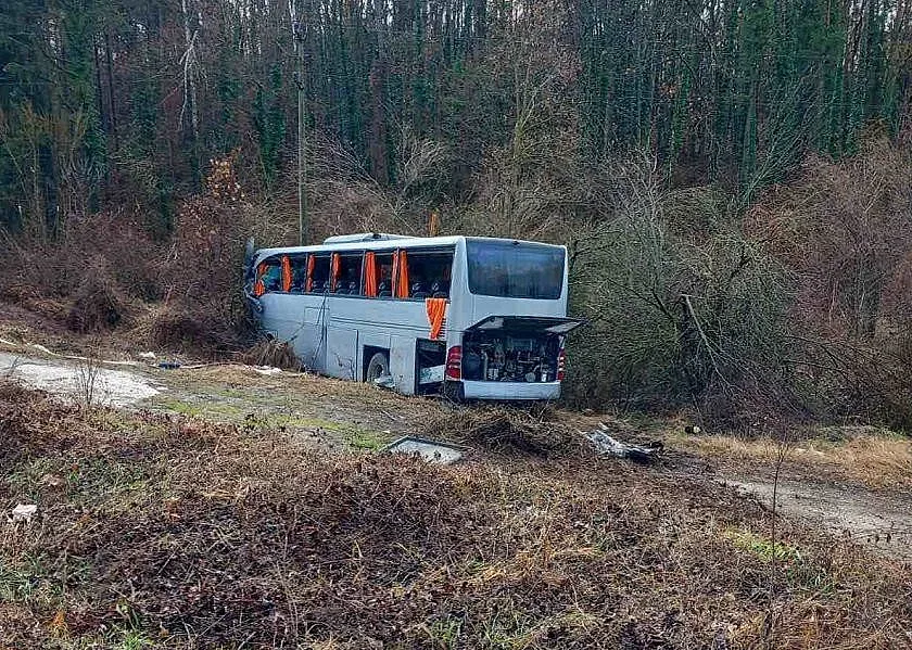10 пострадаха при катастрофа с автобус. Последни новини от болницата