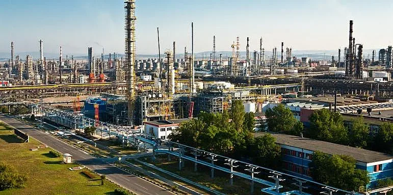 Десетки митничари нахлуха в "Лукойл". Поевтиня ли бензинът?