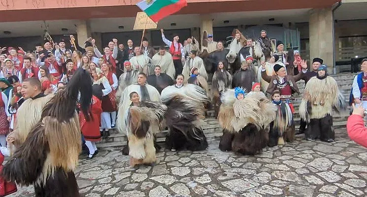 Кукери превзеха Разлог. Гонят злите сили