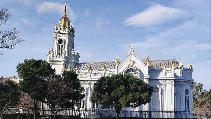 Мюсюлманин строи православни църкви