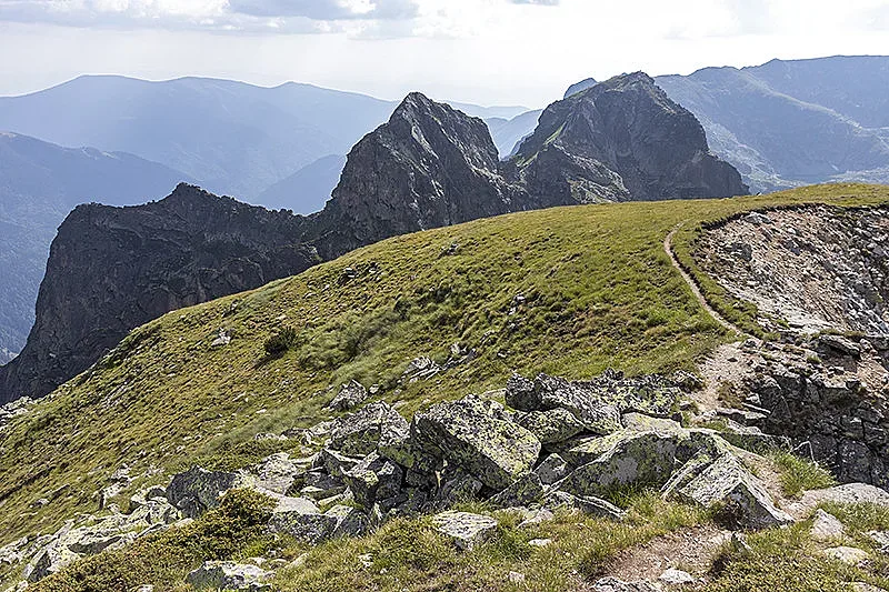 Връх разкрива гледки към няколко забележителности