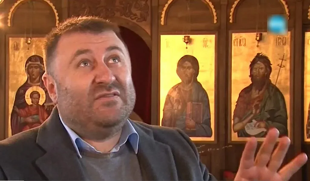 Мюсюлманин строи православни църкви, вдига пилони с българското знаме