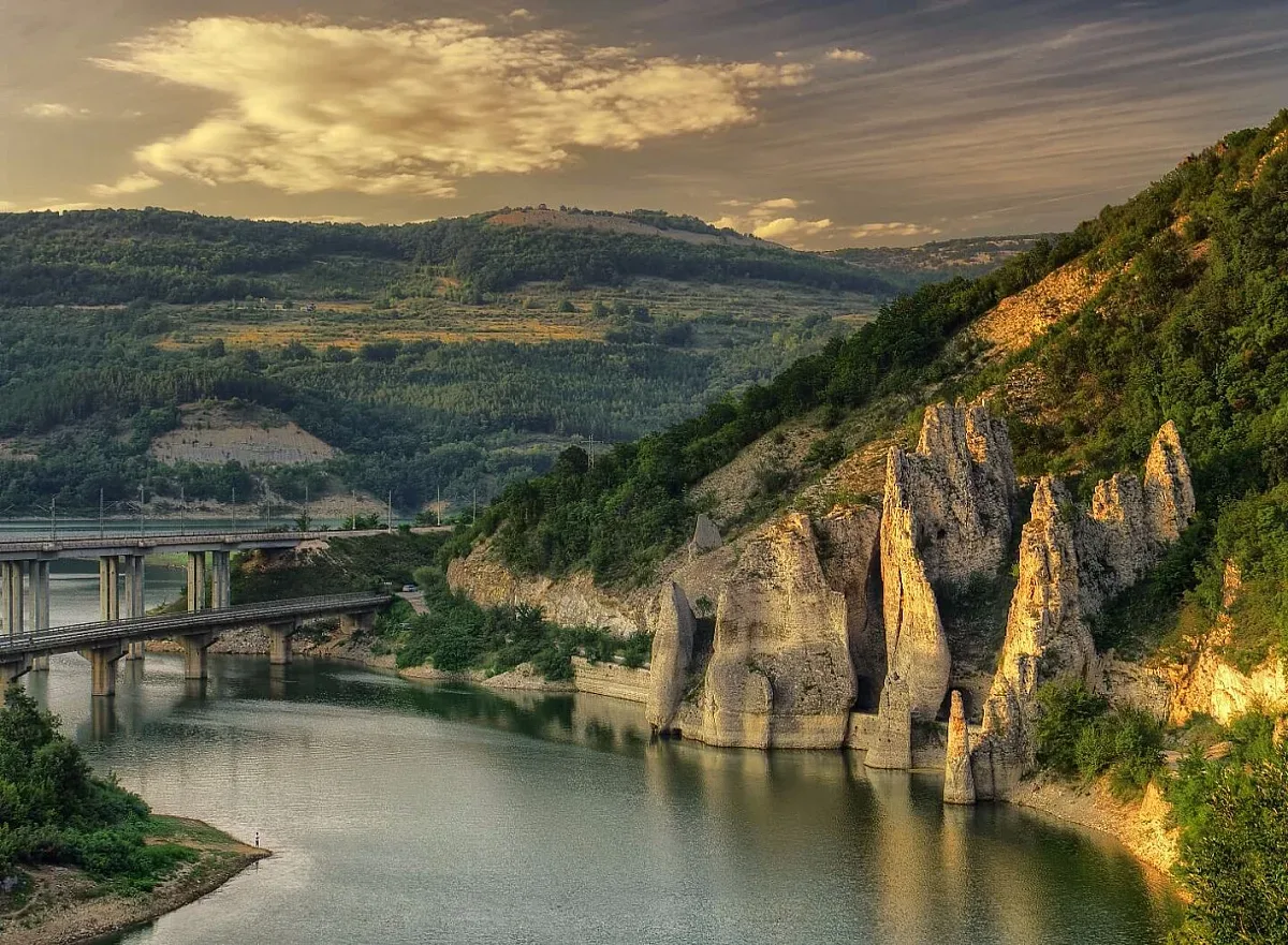 Язовир пази скали с тунели