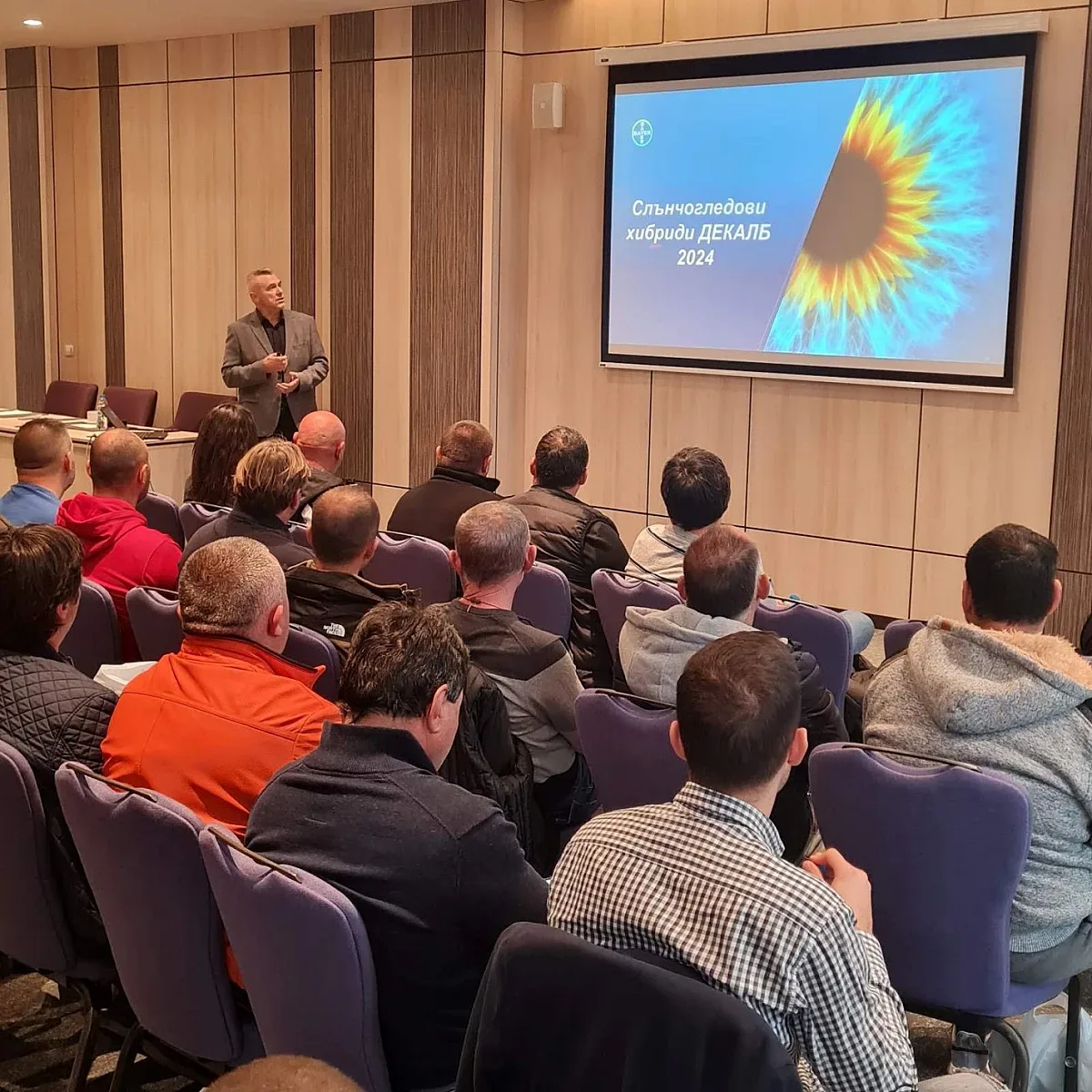 Байер КропСайанс отбелязва успеха на последните си събития отглеждане на царевица и слънчоглед с генетика Декалб