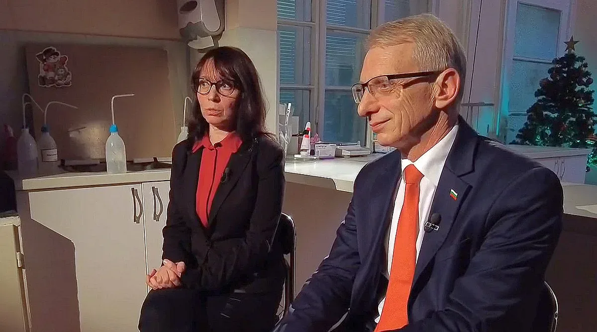 Денков и съпругата му посрещат Коледа с четирите си деца