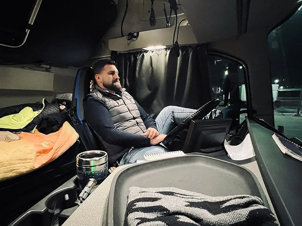 Евродепутат яхна камион. Започна най-нестандартния протест