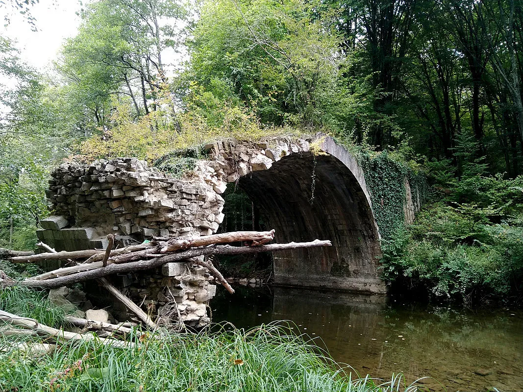 Мост свързва двата бряга на гранична река