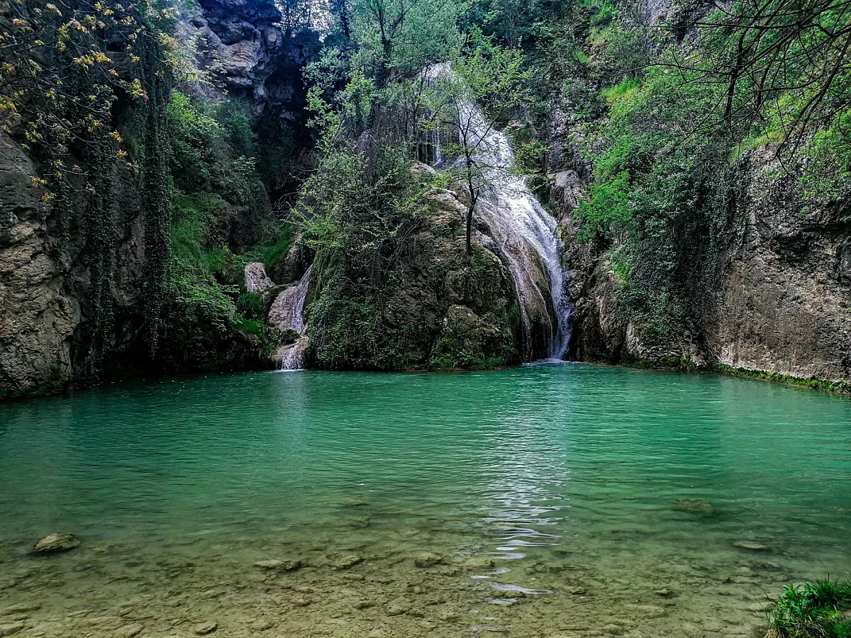 Атракция слиса туристи. Местните го наричат Златният водопад