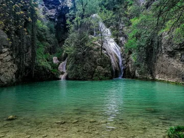 Атракция слиса туристи. Местните го наричат Златният водопад