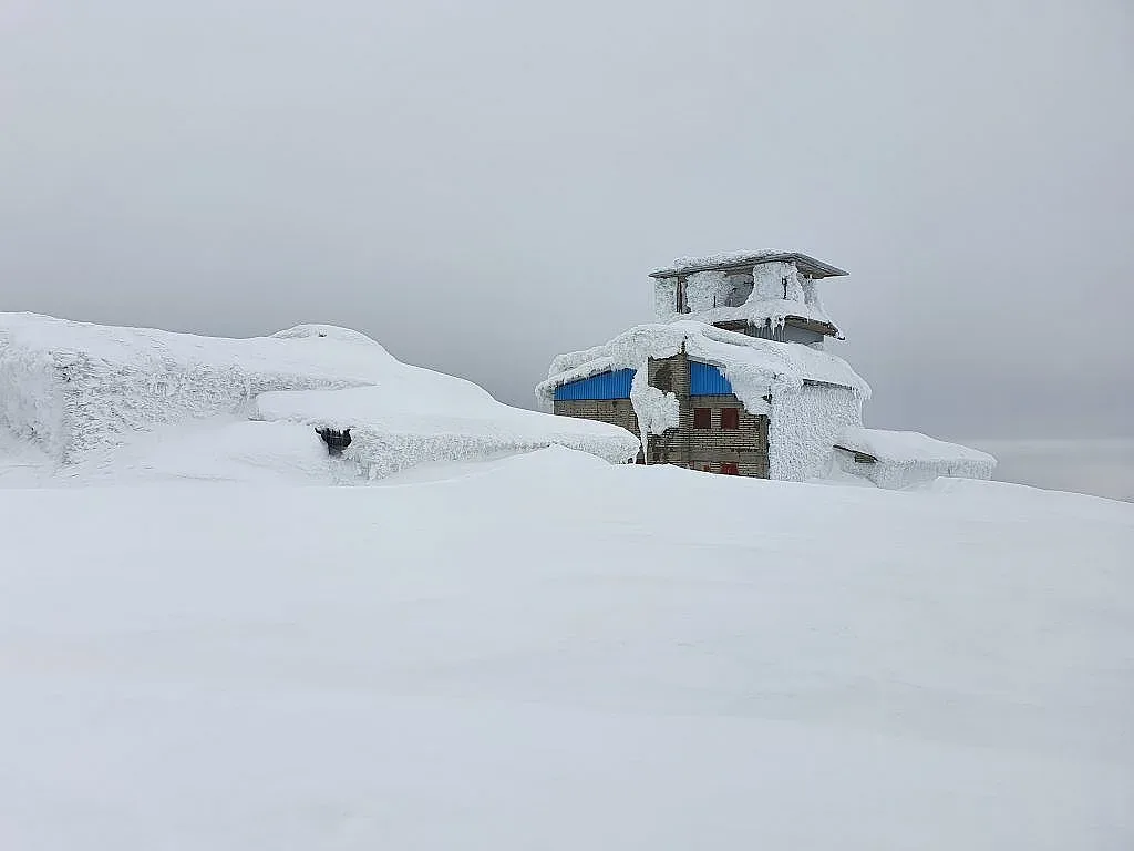 Връх пази постройки на бивша военна база