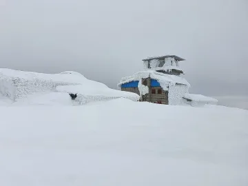 Връх пази постройки на бивша военна база