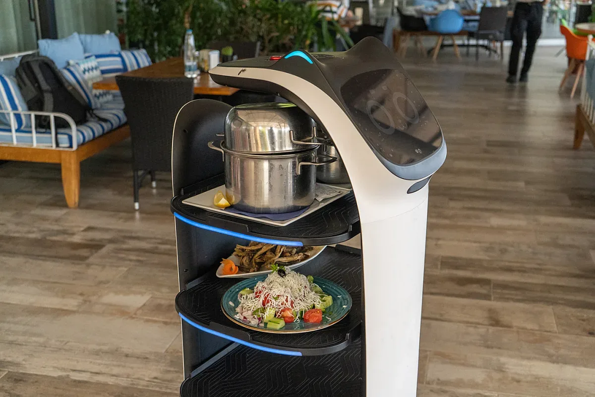 Изненада! Робот-сервитьор в българска пицария