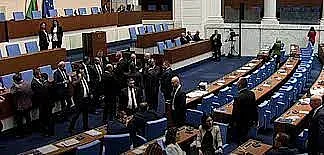 Вой на аларми в парламента! Какво се случва