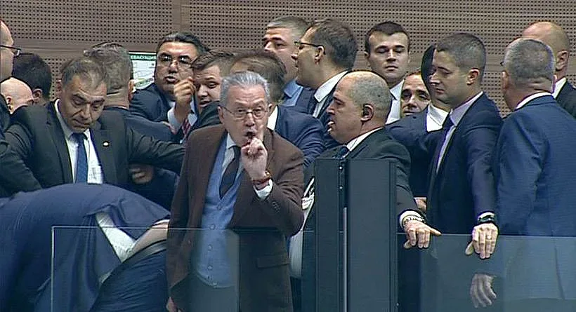 Екшън! Сблъсъци между депутати в парламента