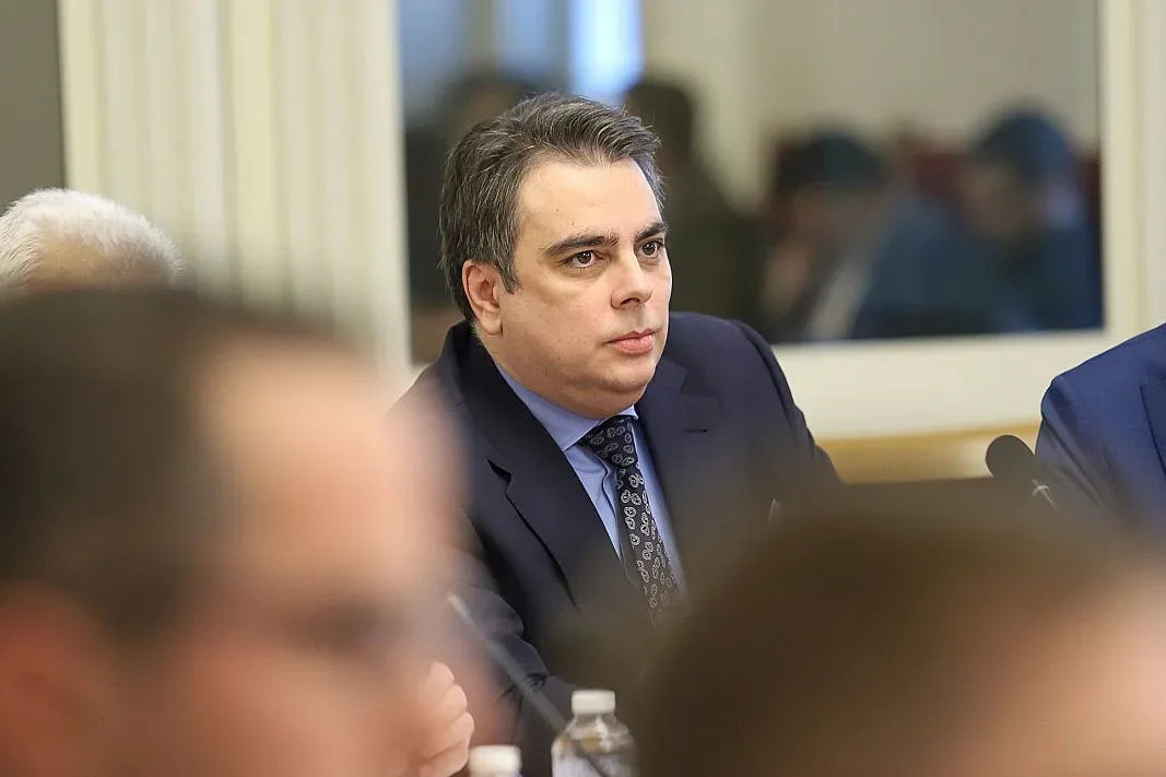 Асен Василев разкри как ще вдигне приходите с 200 млн. лева