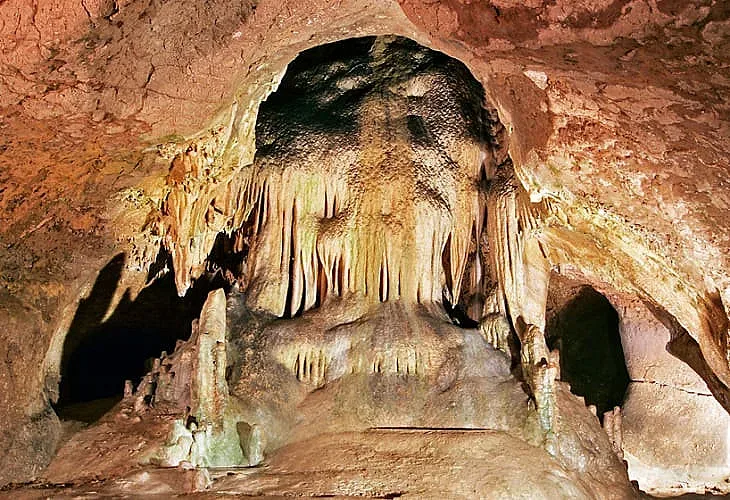 Пещерата, която пази тайнствени лабиринти от праисторията