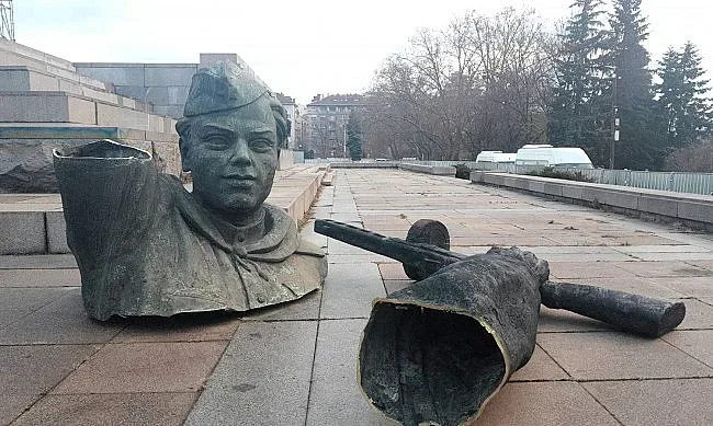 Решено! Какво слагат на мястото на Паметника