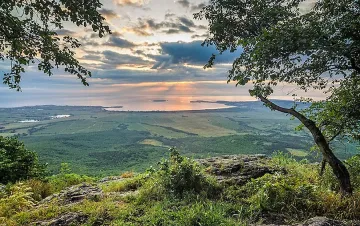 Защитена местност разкрива божествена гледка към два залива