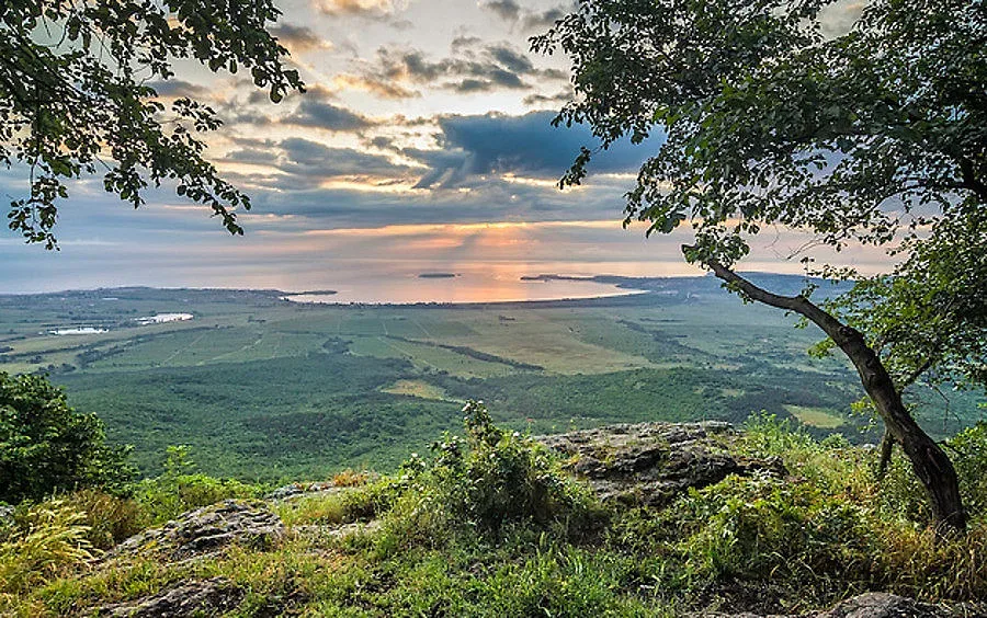 Защитена местност разкрива божествена гледка към два залива