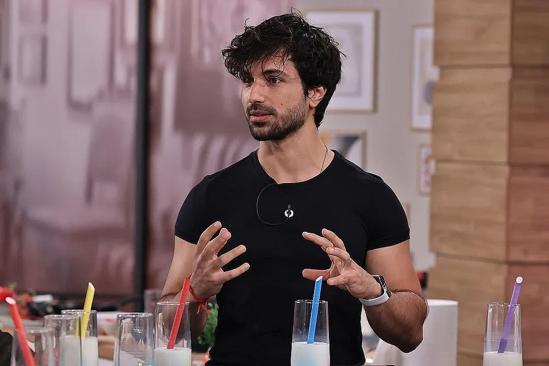 Ергенът май се залюби с ново гадже и хич не се крие