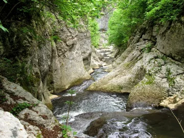 Неизвестен каньон смая туристи с гледката