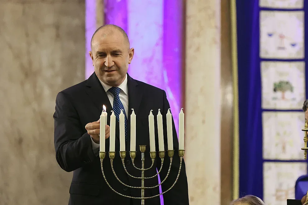 Радев запали първата свещ за еврейската Ханука